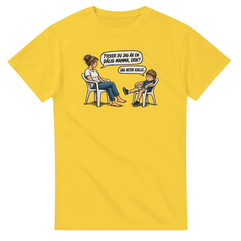 Gul t-shirt med humoristisk illustration av en mamma som glömmer barnets namn