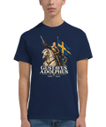 Närbild av modell i marinblå t-shirt med Gustav II Adolf till häst, svensk flagga och texten ”Gustavus Adolphus”