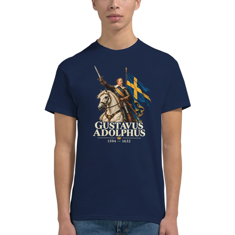 Närbild av modell i marinblå t-shirt med Gustav II Adolf till häst, svensk flagga och texten ”Gustavus Adolphus”