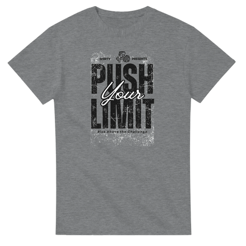 Push Your Limit" t-shirt, grå med svart text i grungy stil, hantel-ikon, "Rise Above the Challenge".