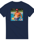 Donald Trump i pool med röd keps och cocktail, "SUMMER VIBE" på marinblå t-shirt, satirisk.