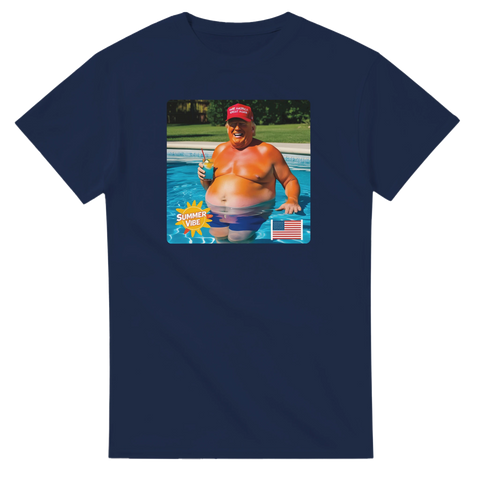 Donald Trump i pool med röd keps och cocktail, "SUMMER VIBE" på marinblå t-shirt, satirisk.