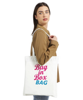 Bag in Box BAG" texttryck i rosa och blått på vit tygkasse.