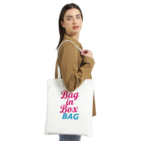 Bag in Box BAG" texttryck i rosa och blått på vit tygkasse.