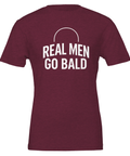 Real Men Go Bald" text med skallig huvud-ikon på vinröd t-shirt.