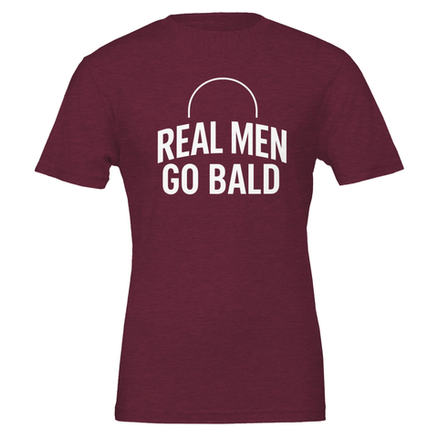 Real Men Go Bald" text med skallig huvud-ikon på vinröd t-shirt.