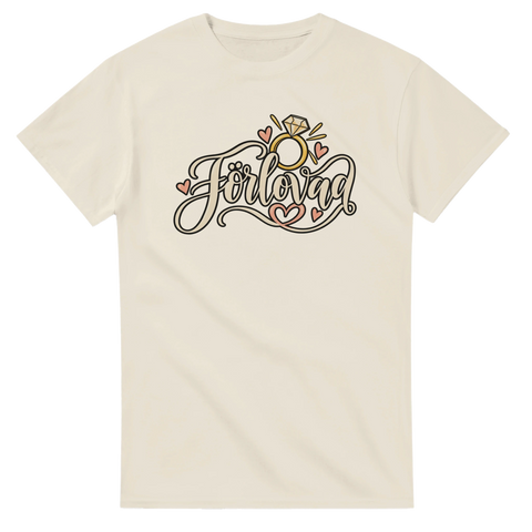 T-shirt med texten Förlovad, en förlovningsring och små hjärtan
