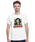 Modell i vit t-shirt med kvinnoporträtt och texten ”Livet gav mig rep. Jag hängde deras drömmar.”
