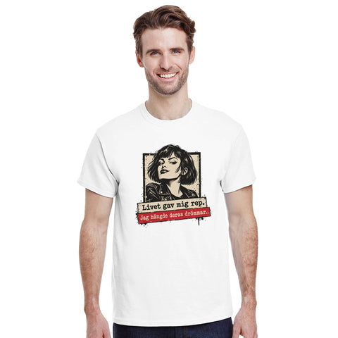 Modell i vit t-shirt med kvinnoporträtt och texten ”Livet gav mig rep. Jag hängde deras drömmar.”