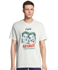 Man i vit t-shirt med grafiskt Akvavit-motiv och svensk tradition-text