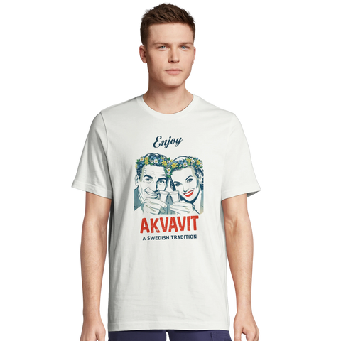 Man i vit t-shirt med grafiskt Akvavit-motiv och svensk tradition-text