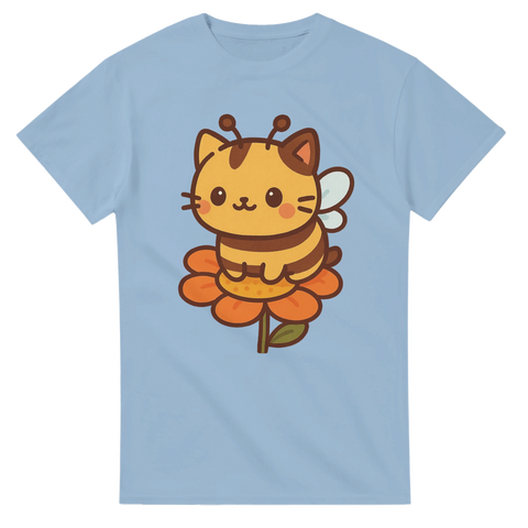 Ljusblå t-shirt med samma motiv: söt katt i bikostym sittandes på en blomma.

