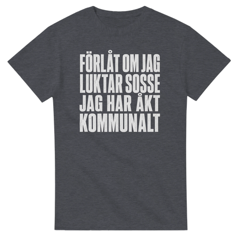 Textbaserat tryck med politisk satir på en mörkgrå t-shirt