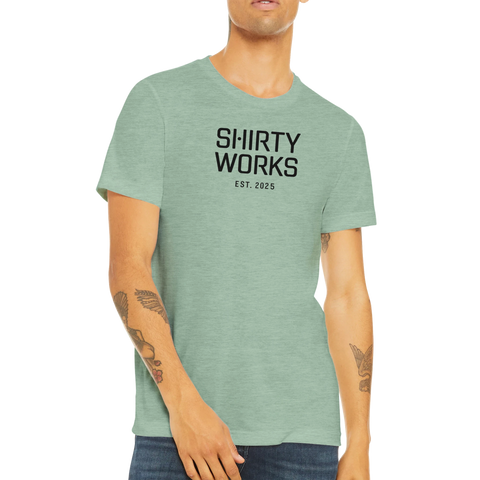 Svart "SHIRTY WORKS EST. 2025" text på mintgrön triblend t-shirt.