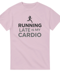 Ljusrosa t-shirt med löpande kvinna och texten "RUNNING LATE IS MY CARDIO" i svart och grått.