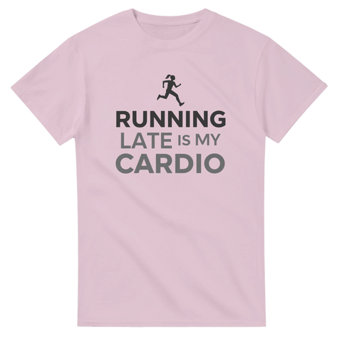 Ljusrosa t-shirt med löpande kvinna och texten "RUNNING LATE IS MY CARDIO" i svart och grått.