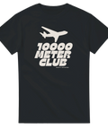 Flygplansmotiv med texten "10000 METER CLUB" på svart t-shirt.