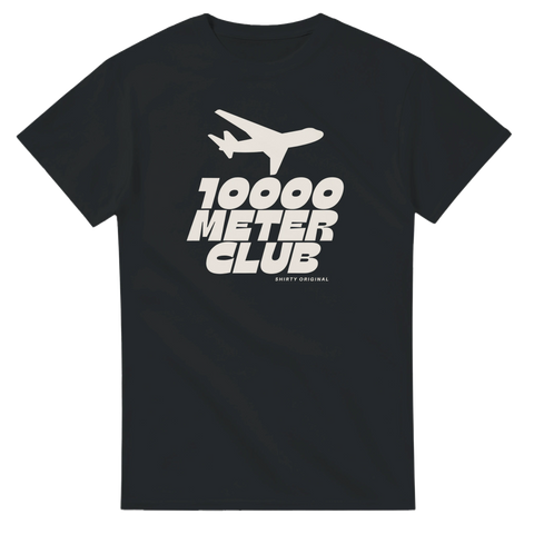 Flygplansmotiv med texten "10000 METER CLUB" på svart t-shirt.