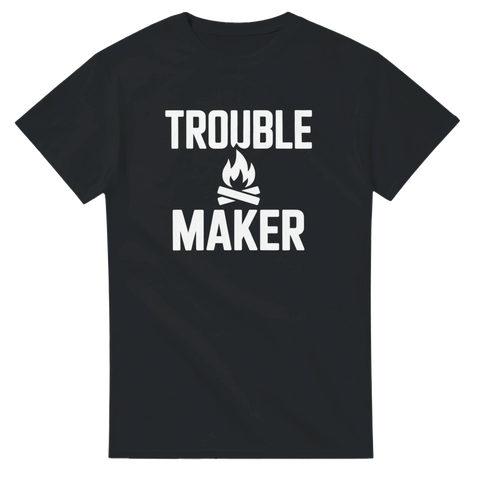 Grafisk lägereld med texten Trouble Maker – svart t-shirt med attityd