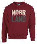 Norrland-tryck med skogssiluett på vinröd sweatshirt, retro stil.