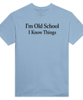 Svart text "I'm Old School I Know Things" på ljusblå t-shirt med rund hals.