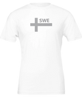 Svensk flagga i grått med texten "SWE" på vit t-shirt.