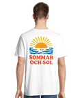 Retro illustration av soluppgång över hav – grafiskt ryggtryck på vit t-shirt