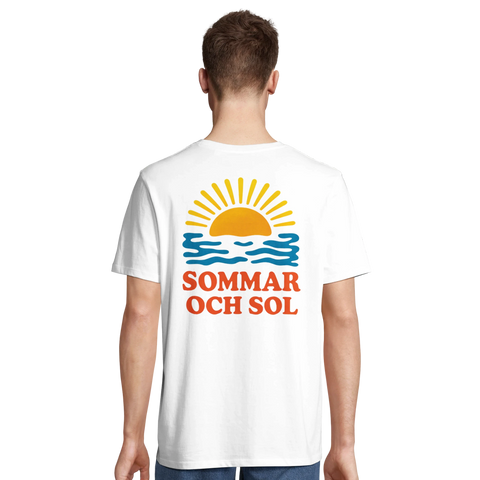 Retro illustration av soluppgång över hav – grafiskt ryggtryck på vit t-shirt