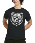 Modell i svart t-shirt med björnmotiv och texten Papa Bear