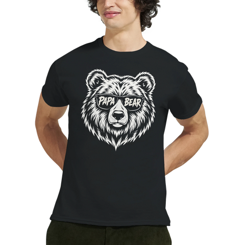 Modell i svart t-shirt med björnmotiv och texten Papa Bear
