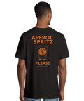 Aperol Spritz Please t-shirt med glas och apelsinskiva, orange text på svart oversized t-shirt.