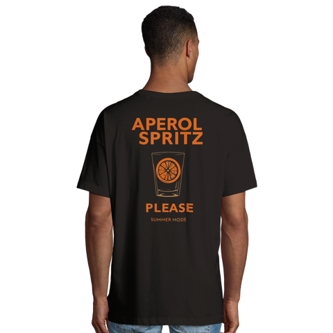 Aperol Spritz Please t-shirt med glas och apelsinskiva, orange text på svart oversized t-shirt.