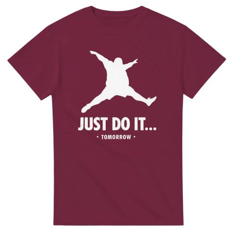 Parodi på Jordan-logga med överviktig man och text "Just do it... tomorrow" på vinröd t-shirt.