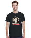 Modell i svart t-shirt med kvinnoporträtt och texten ”Normal? Jag är en katastrof med stil.”