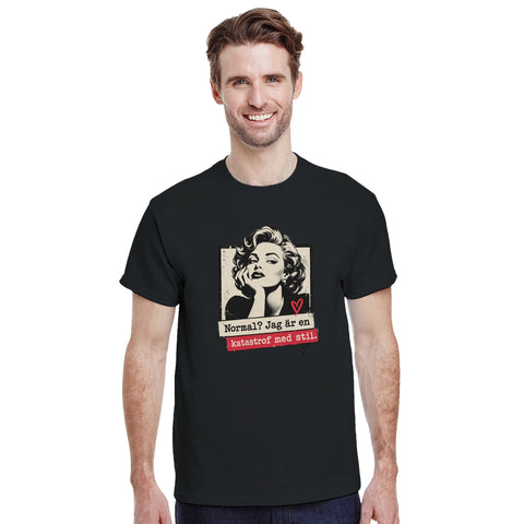 Modell i svart t-shirt med kvinnoporträtt och texten ”Normal? Jag är en katastrof med stil.”