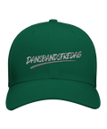 Grön keps med broderad text och lekfull retrokänsla