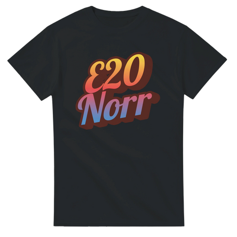 Klassisk svart t-shirt med 70-talsinspirerad typografi och kraftig skugga