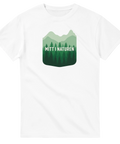 Grafiskt skogsmotiv med texten Mitt i naturen på vit t-shirt