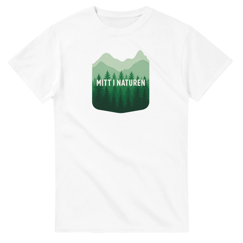 Grafiskt skogsmotiv med texten Mitt i naturen på vit t-shirt