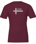 Svensk flagga med "SWE" tryck på mörkröd t-shirt.