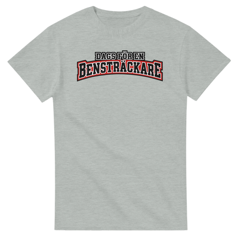 Gråmelerad t-shirt med texten Dags för en bensträckare i collegebokstäver.