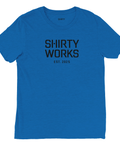 Shirty Works EST. 2025-logga i svart på kungsblå triblend t-shirt.