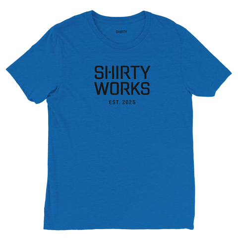 Shirty Works EST. 2025-logga i svart på kungsblå triblend t-shirt.
