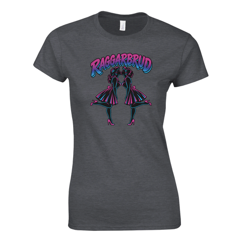 Vintage-inspirerat tryck i rosa och turkost med Raggarbrud-text på mörkgrå t-shirt