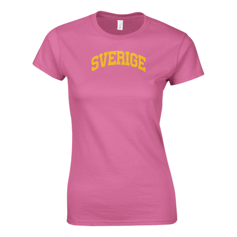 Retro Sverige-tryck i gult på en rosa t-shirt