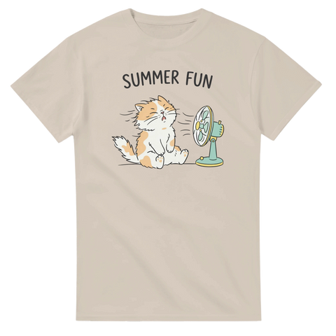 Rolig kattillustration med texten Summer Fun – sandfärgad t-shirt