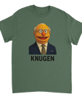 Muppknugen, en Mupp-karaktär i kostym med svensk flagga, tryckt på en grön t-shirt.