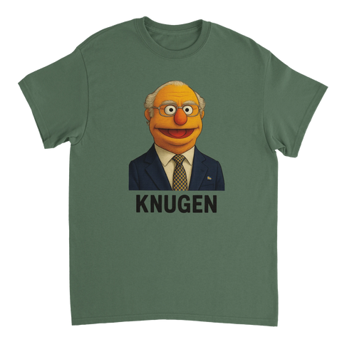Muppknugen, en Mupp-karaktär i kostym med svensk flagga, tryckt på en grön t-shirt.