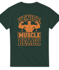 Vintage bodybuilding-motiv med texten Venice Muscle Beach på mörkgrön t-shirt