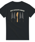 Svart t-shirt med ett absurt motiv av en ensam träkniv i knivstället